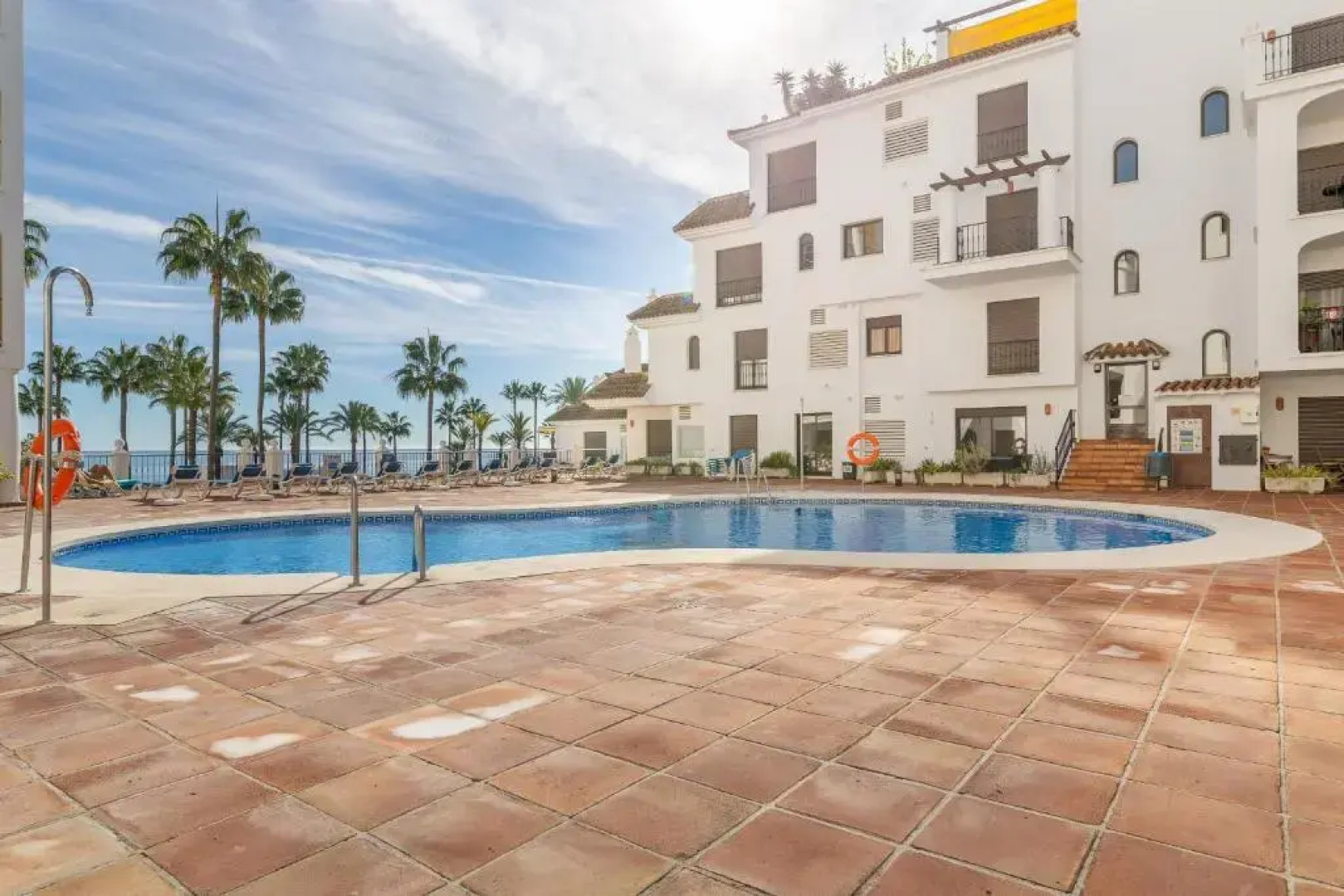 2261-Superb apt on the beach, on Duquesa harbour