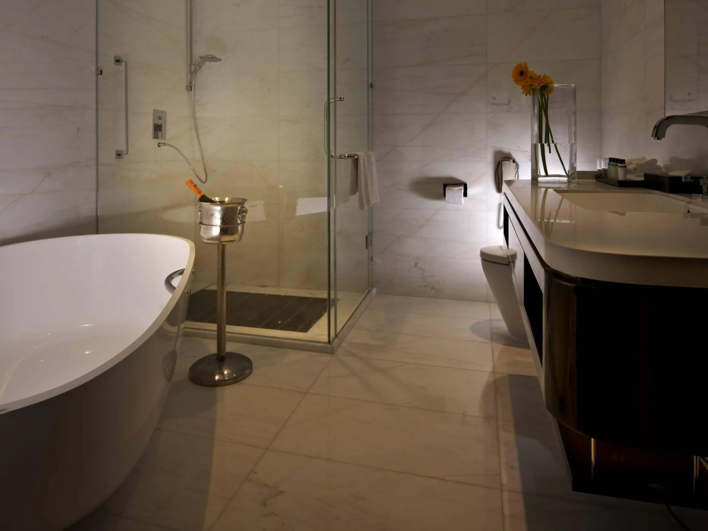 Pacific Regency Hotel Suites