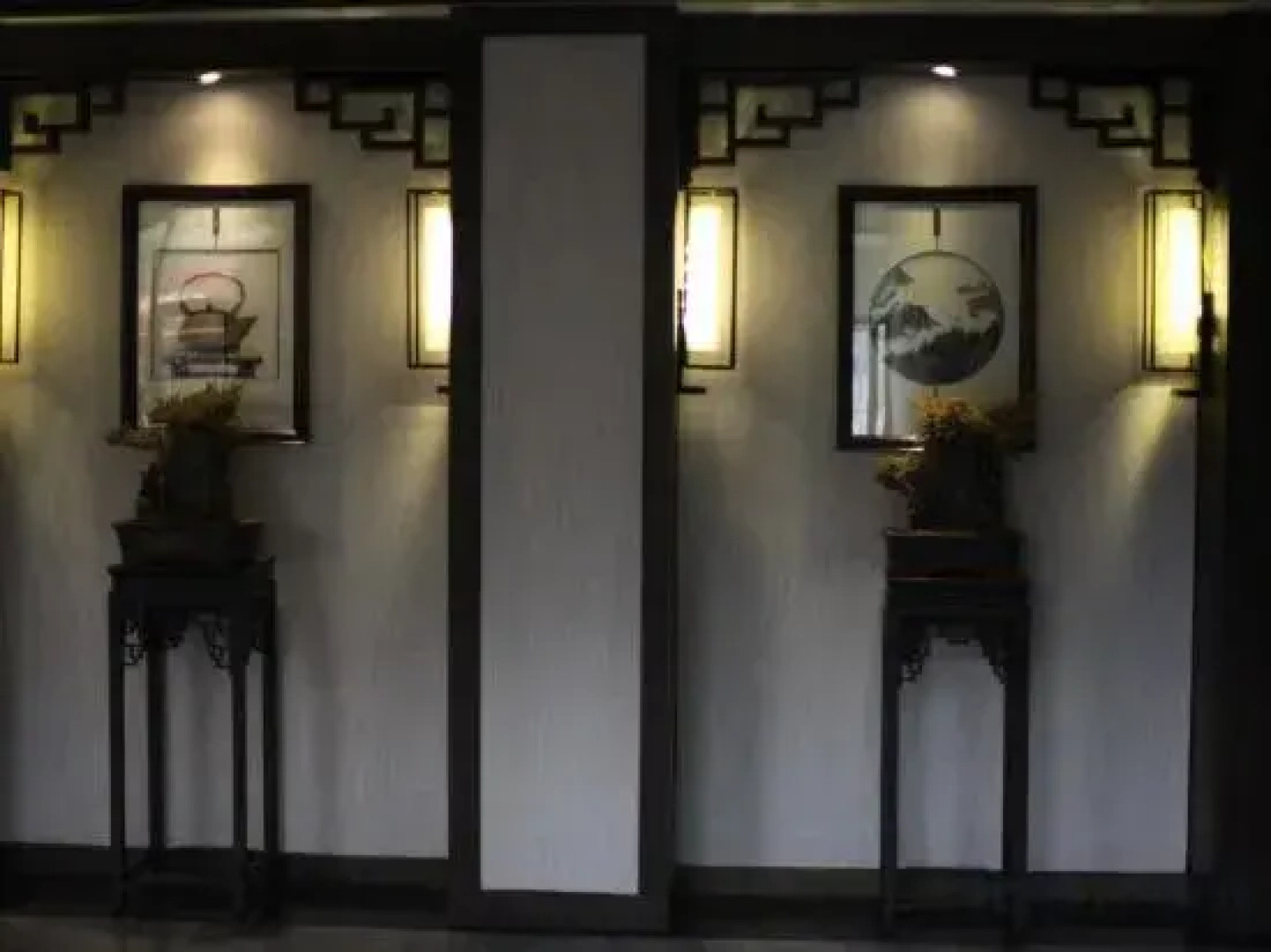 Rouhau White House Hotel