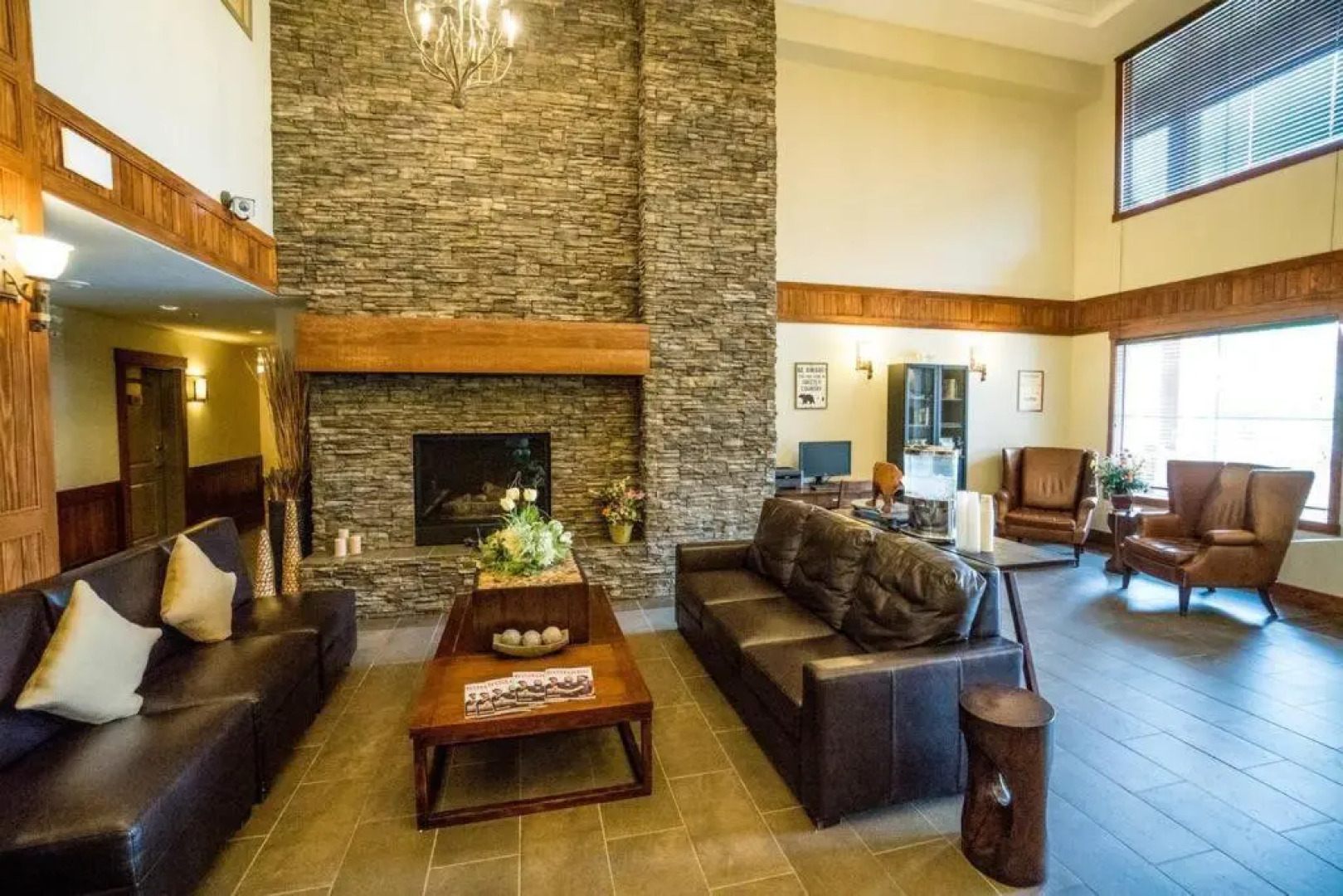 Spacious 3BR 2BA Penthouse with Mountain Views