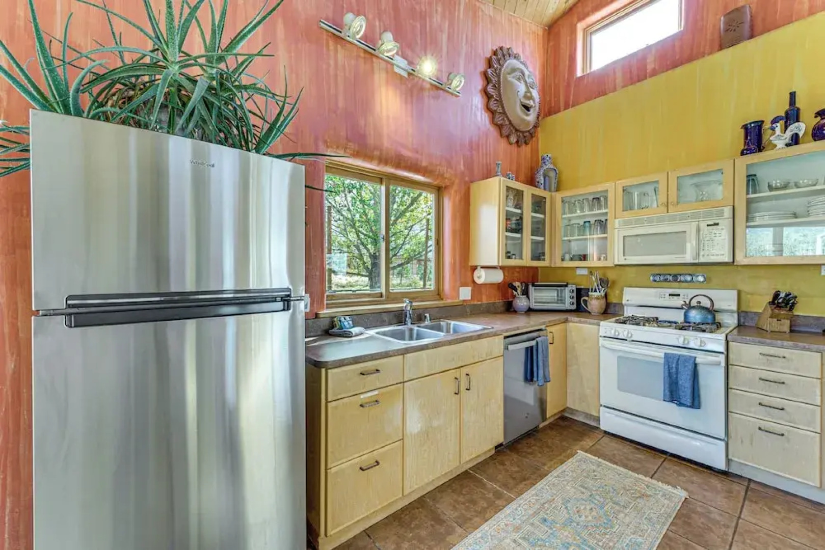 10 Mi to Taos Ski Valley: Mtn-view Duplex w/ Deck!