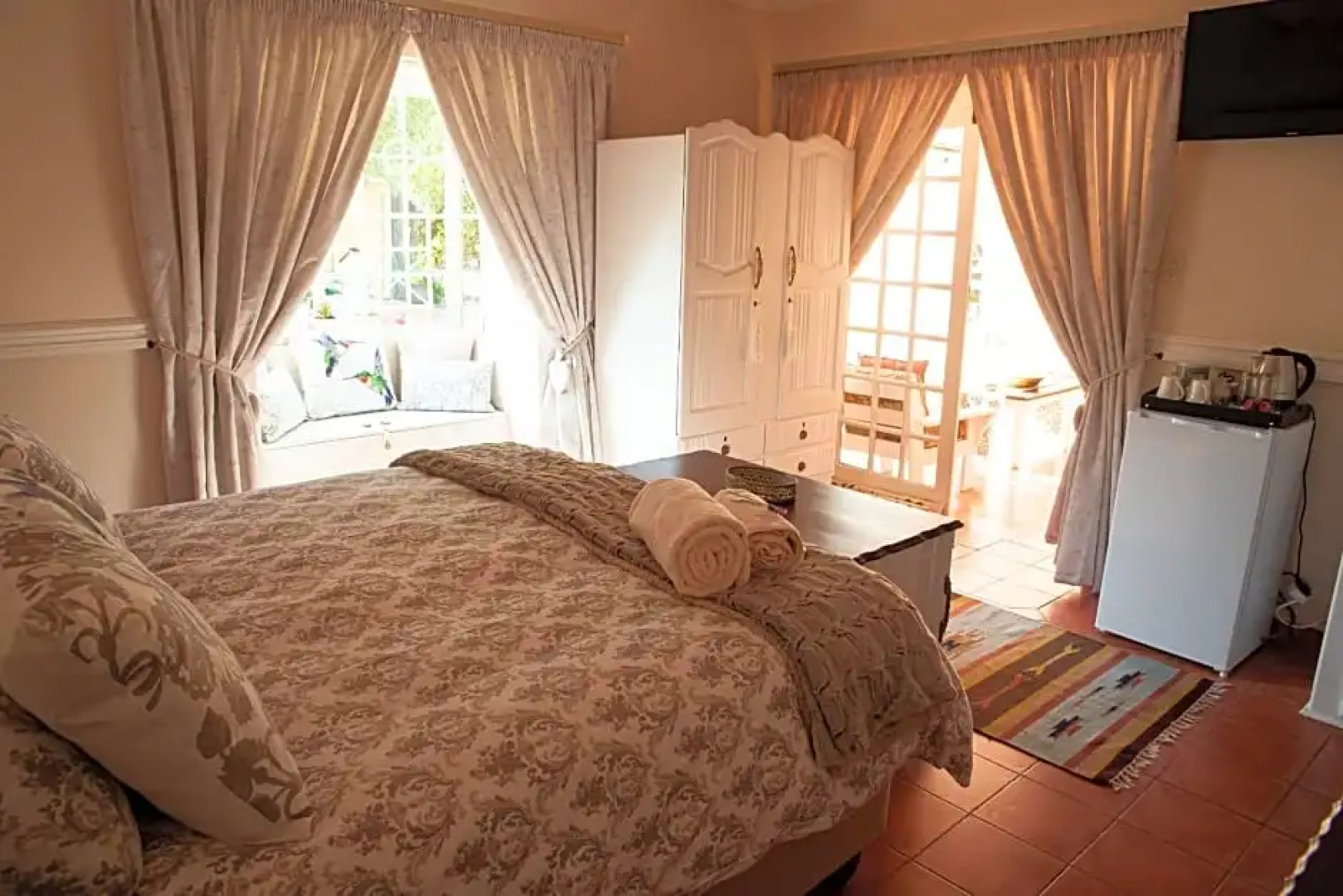 Roses And Pebbles B & B Guest House