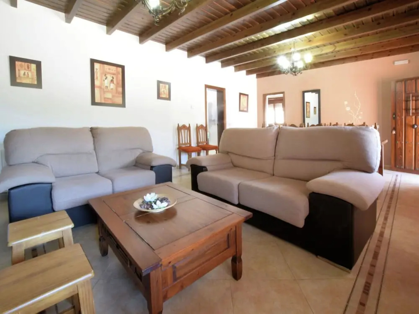 Spacious Villa in Sayalonga with Jacuzzi