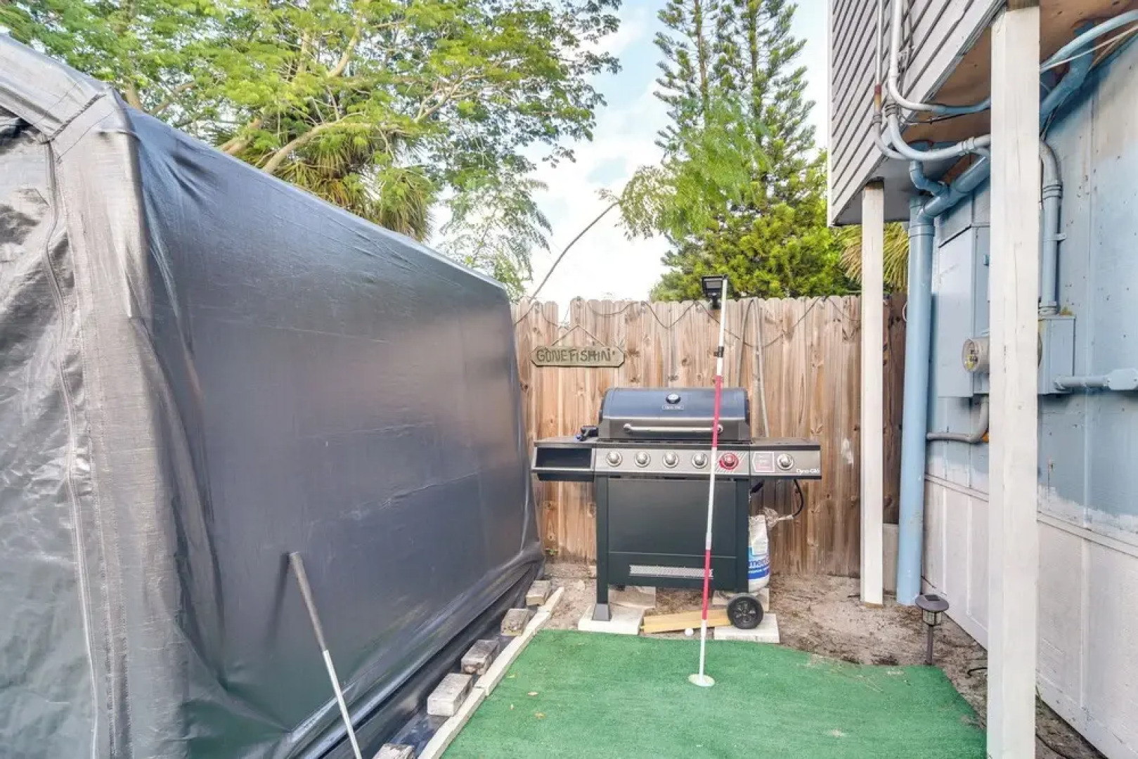 Remodeled Seminole Apt + Yard: 3 Mi to Beach!