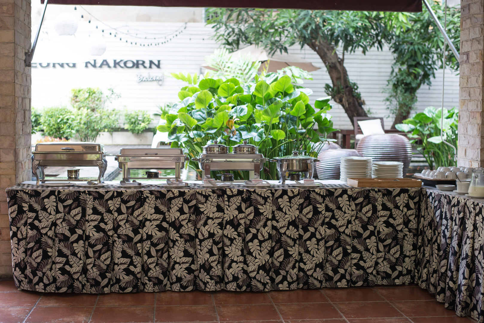 Feung Nakorn Balcony Rooms and Cafe