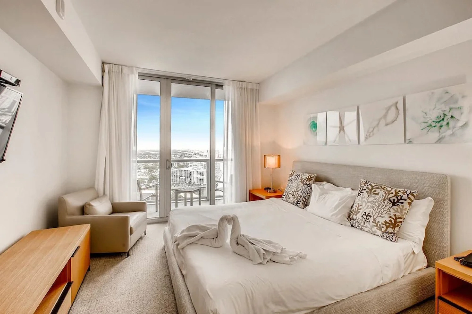 Hallandale Suites by 1stHomeRent