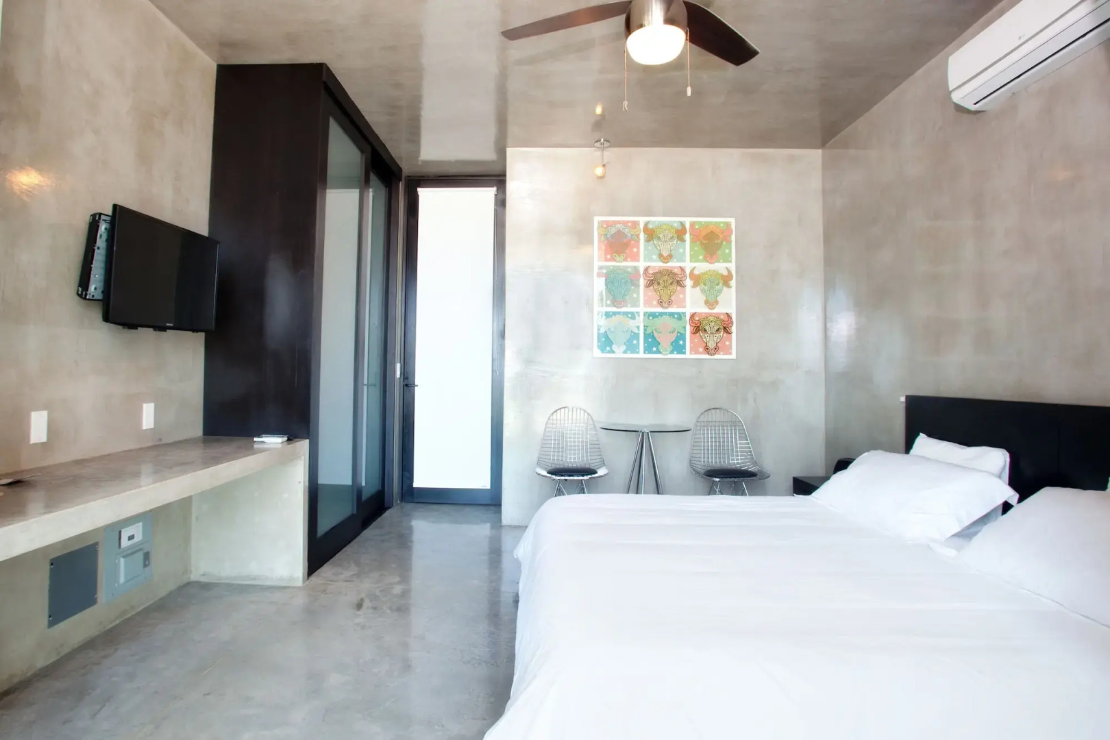 Vidasoul Hotel and Crossroads Country Club Restaurant