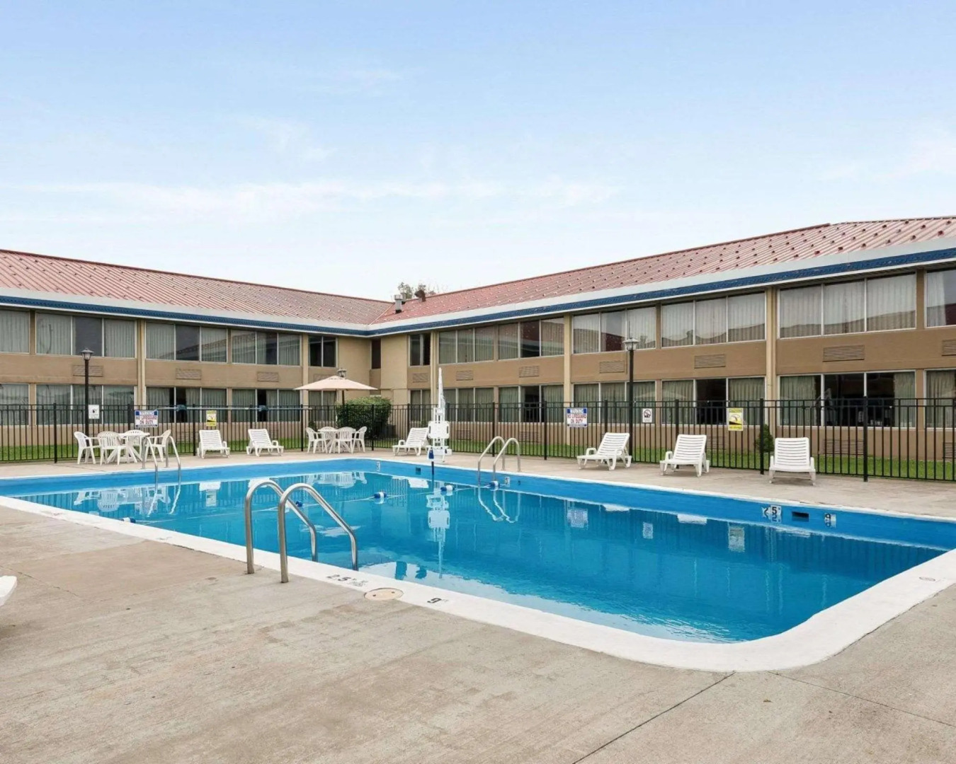 Econo Lodge Inn & Suites Triadelphia - Wheeling
