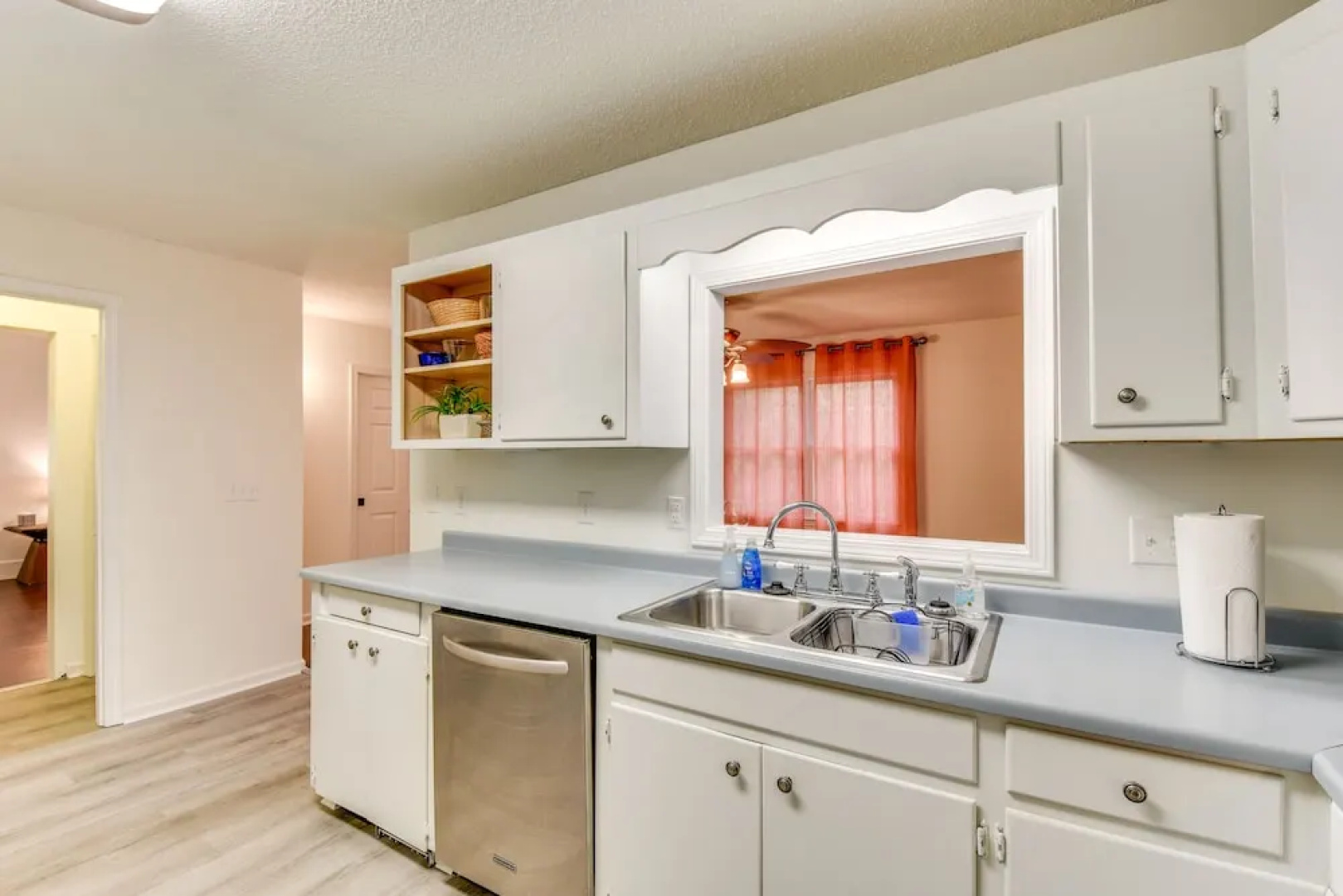 Charming Seneca Home - 3 Mi to Memorial Stadium!