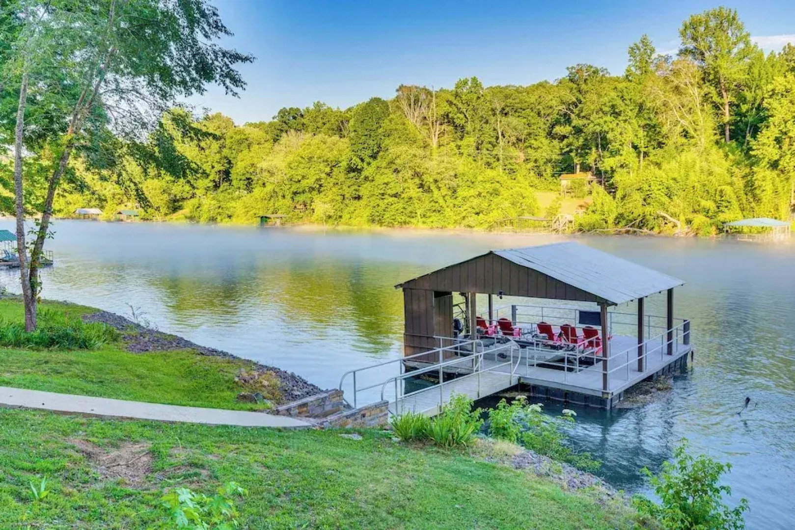 Family-friendly Riverfront Manor on the Little Red