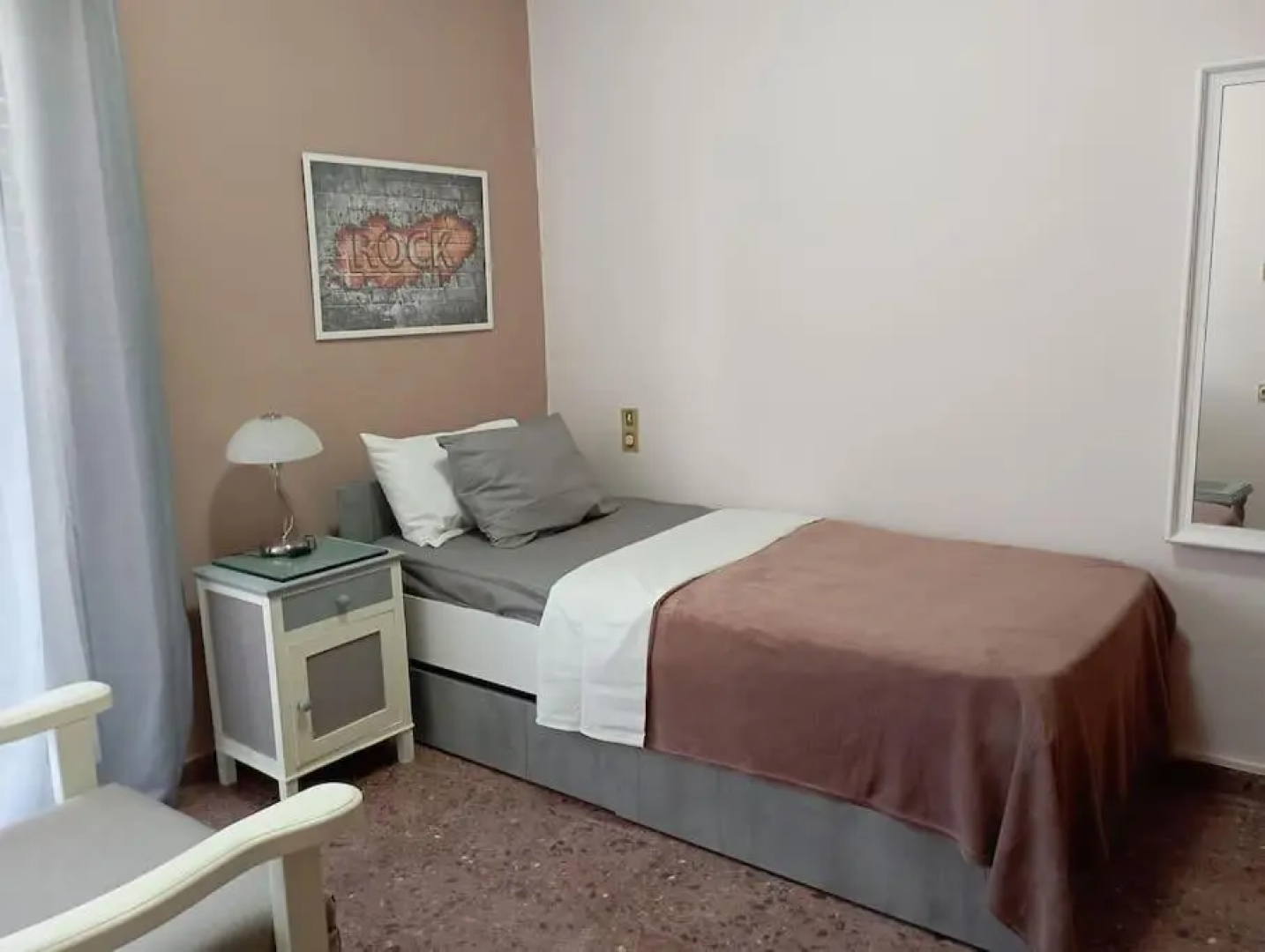 ΤΟ ΔΙΑΜΕΡΙΣΜΑ ΤΗΣ ΜΑΙΡΗΣ or MARY'S APARTMENT
