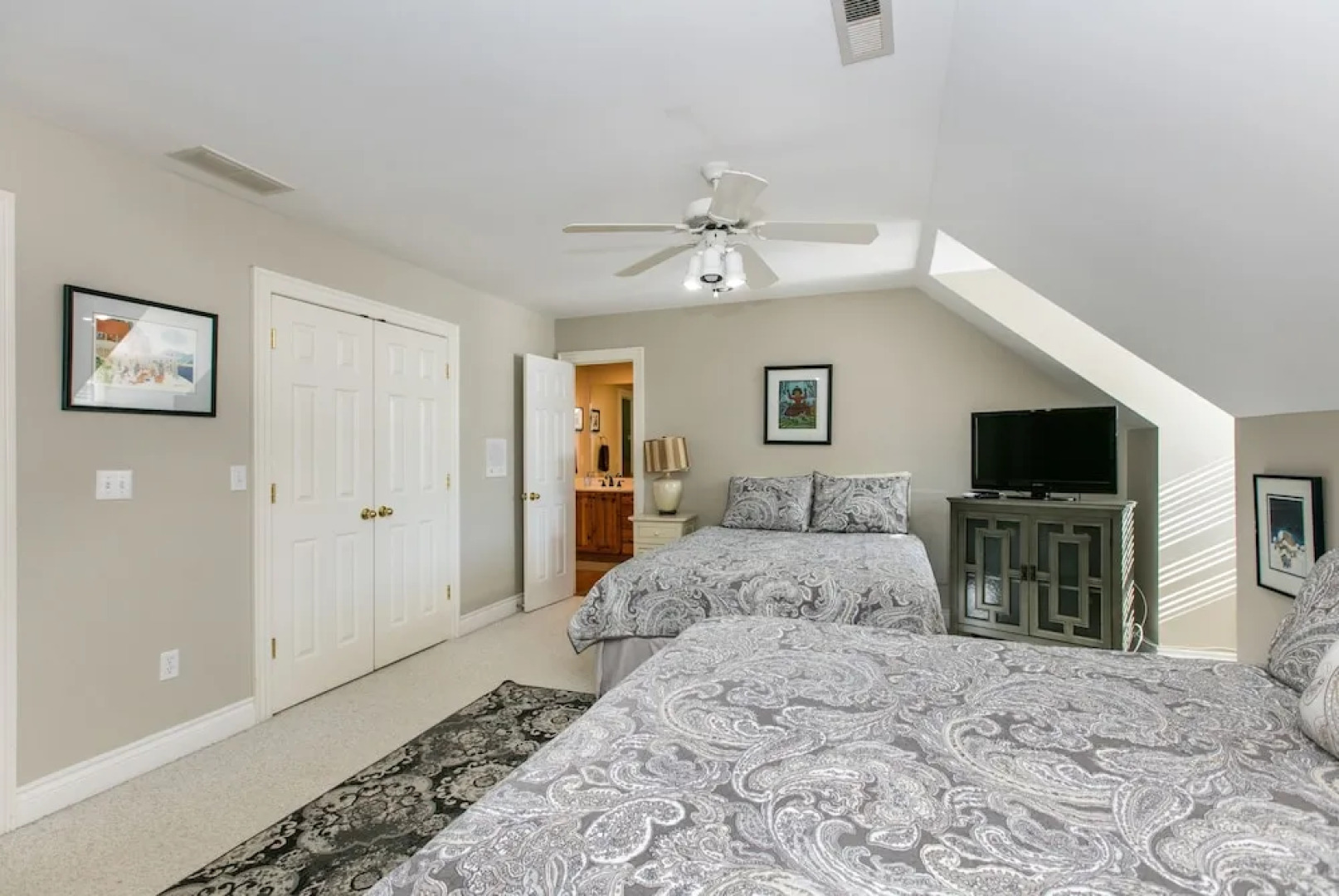 Hart House- A Luxurious Asheville Vacation Country ! 6 Bedroom Home