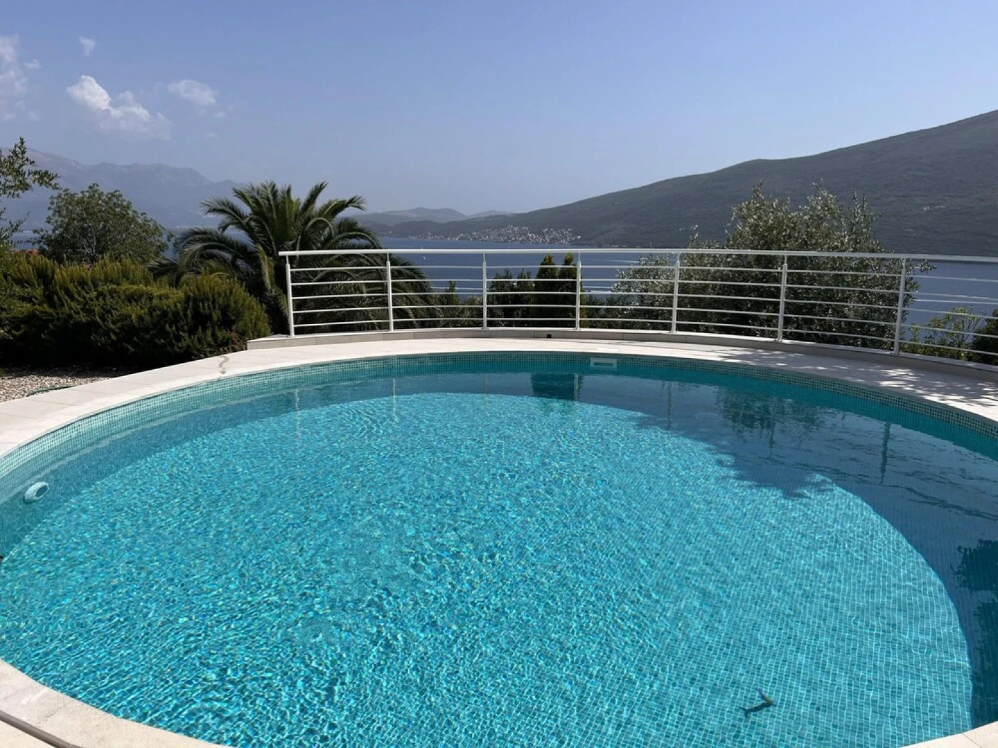 Remarkable 4-bed Villa in Denovici