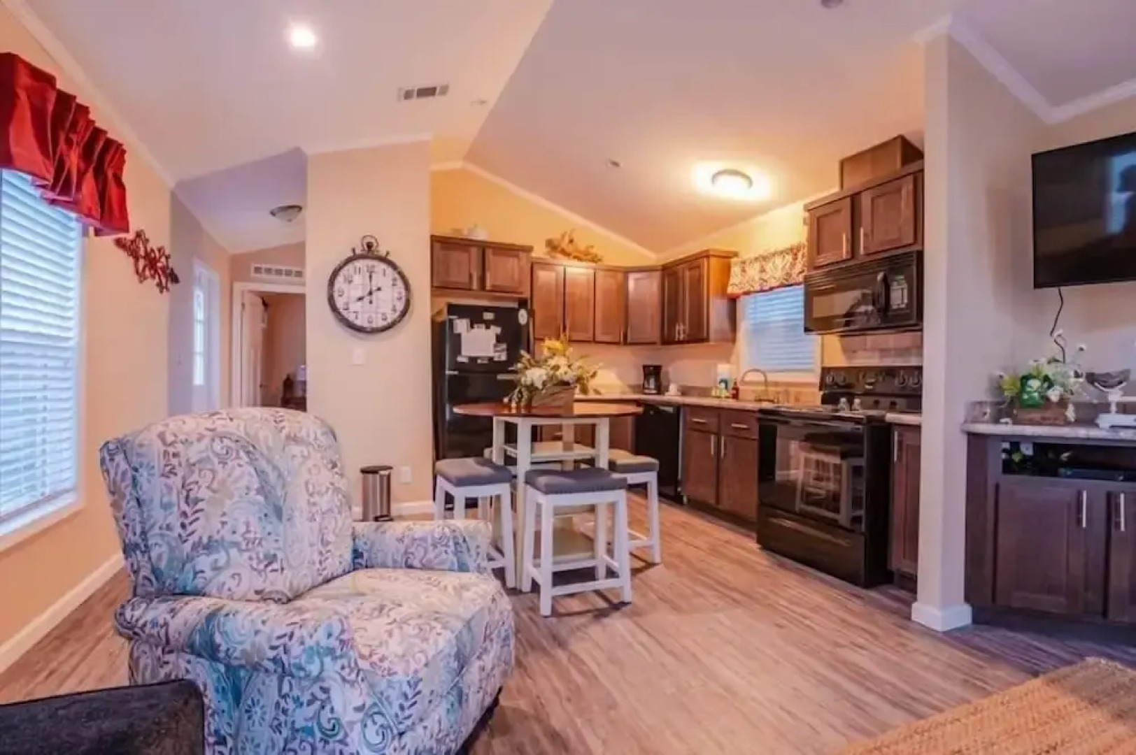 Little Lodge With Hot Tub on the Back Deck by Redawning