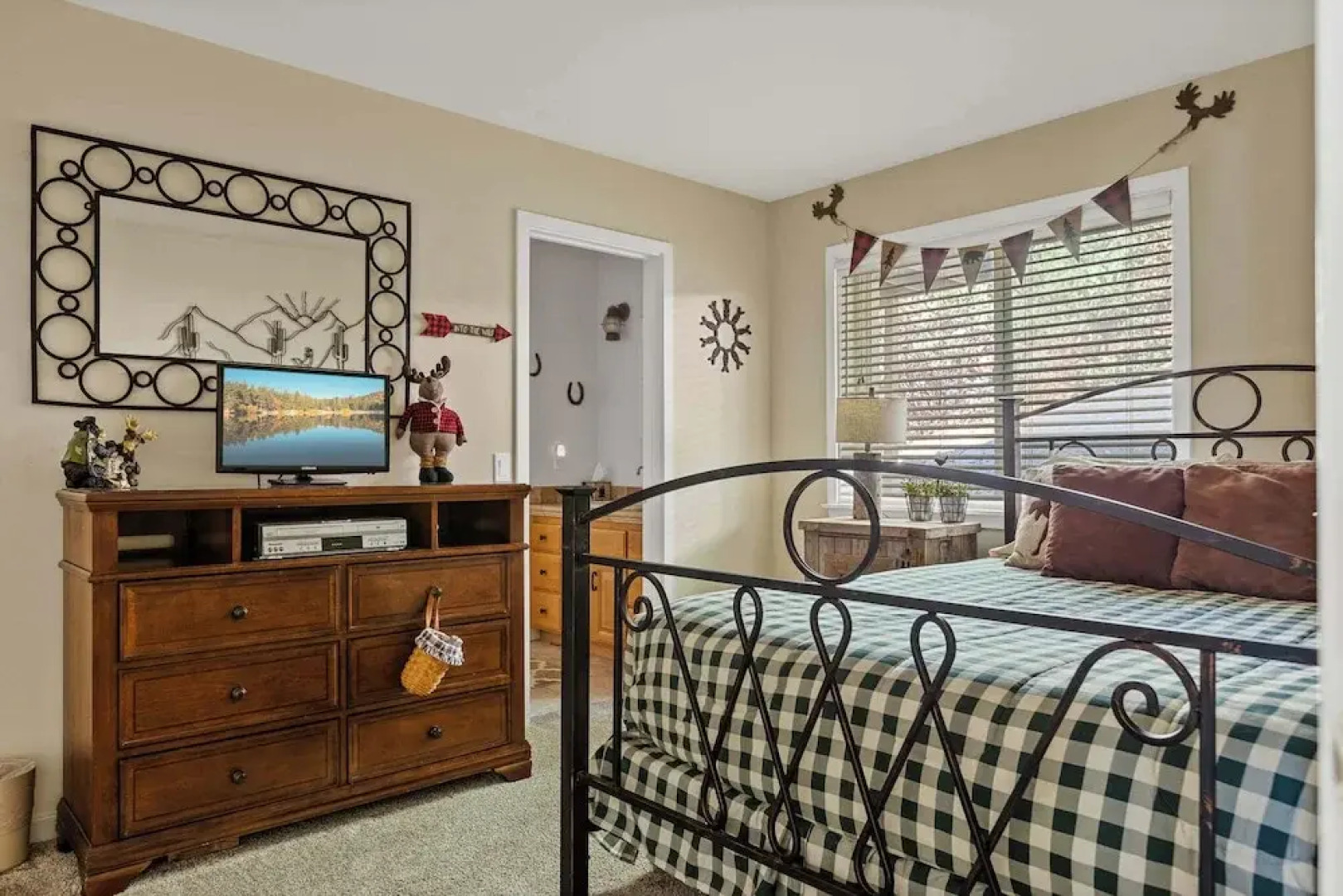 Bearfoot Lodge Near Hiking & Skiing!