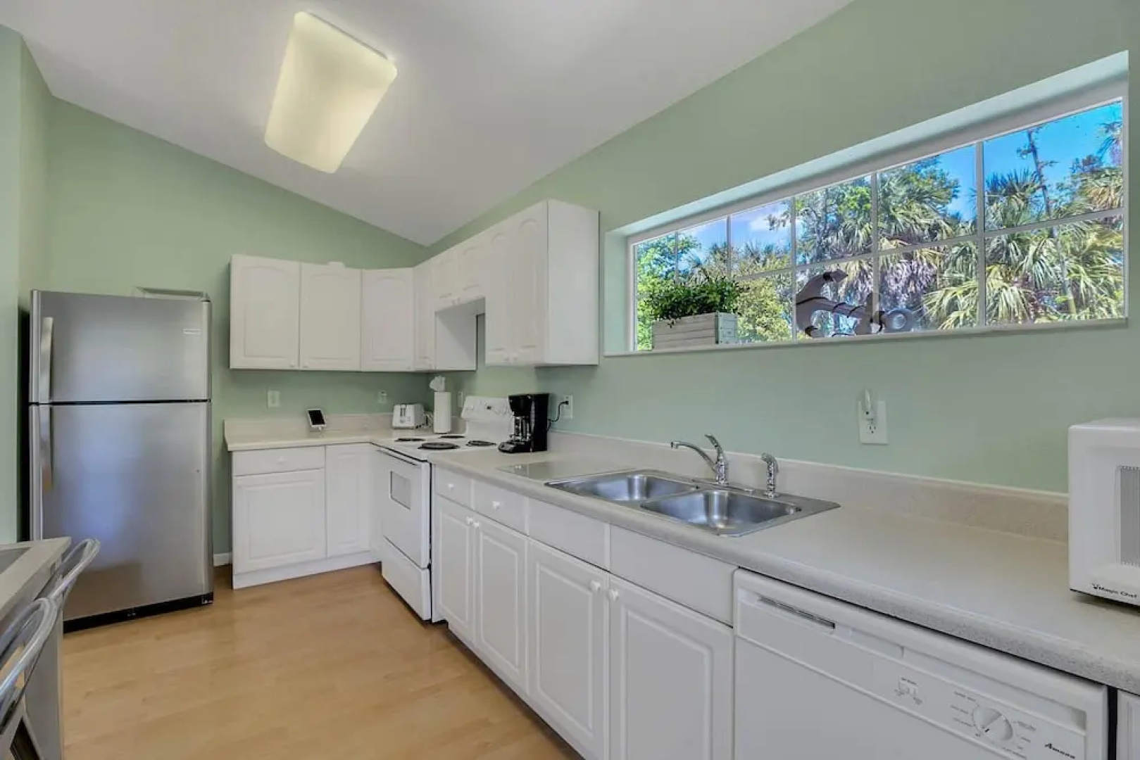 Sleeps 22 in Tarpon Springs - 2 Pools! by RedAwning