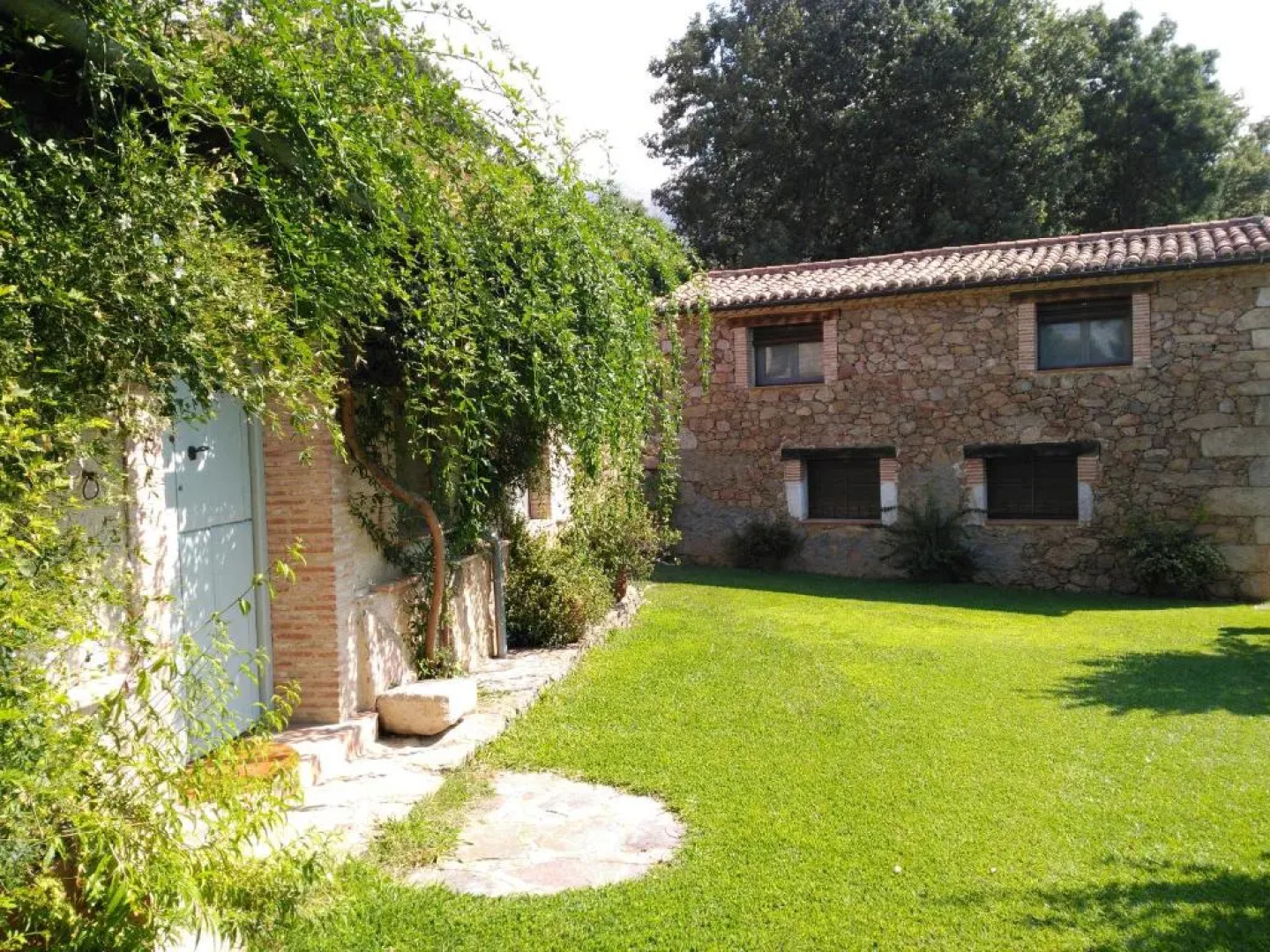 El Vergel de Chilla son 3 alojamientos Abejas 1 Abejas 2 y Libélula