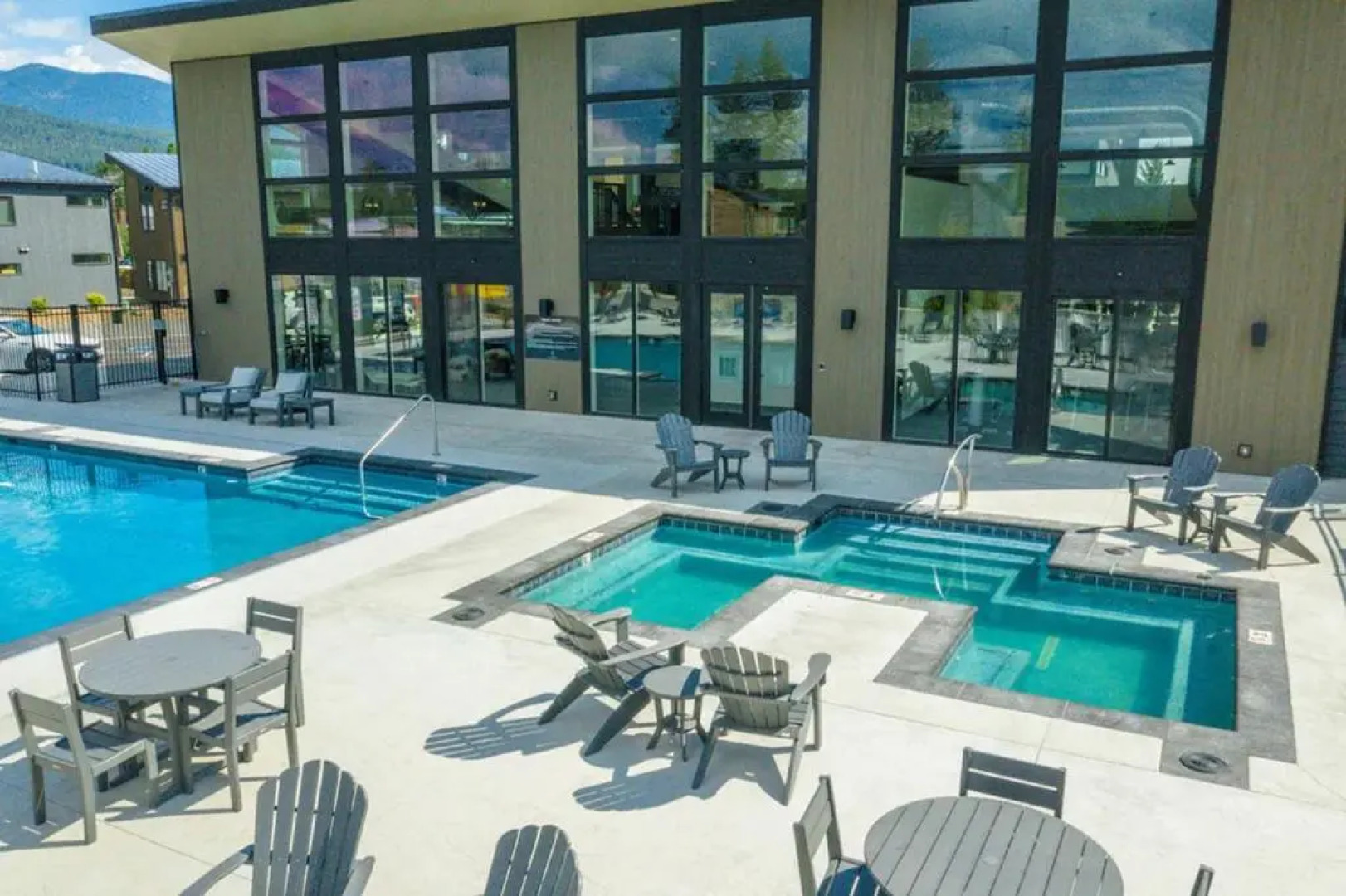 Modern Ski Chalet, 10mins to Skiing, Hot Tub & Mountain Views