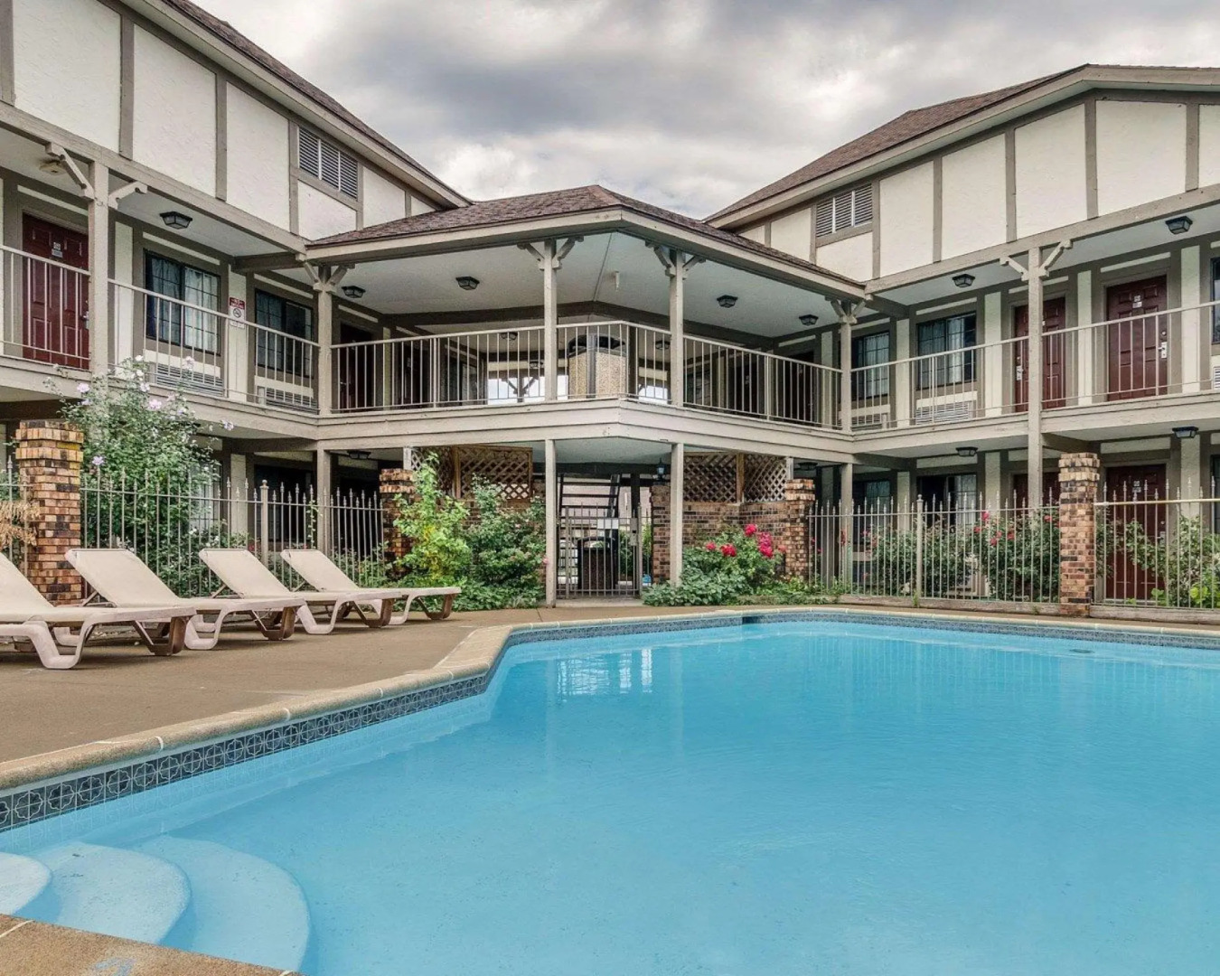 Econo Lodge University