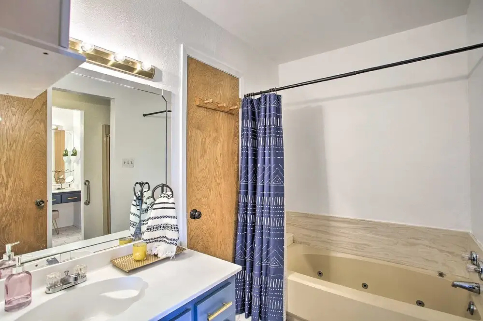 Chic Lakefront Granbury Getaway w/ Private Dock!