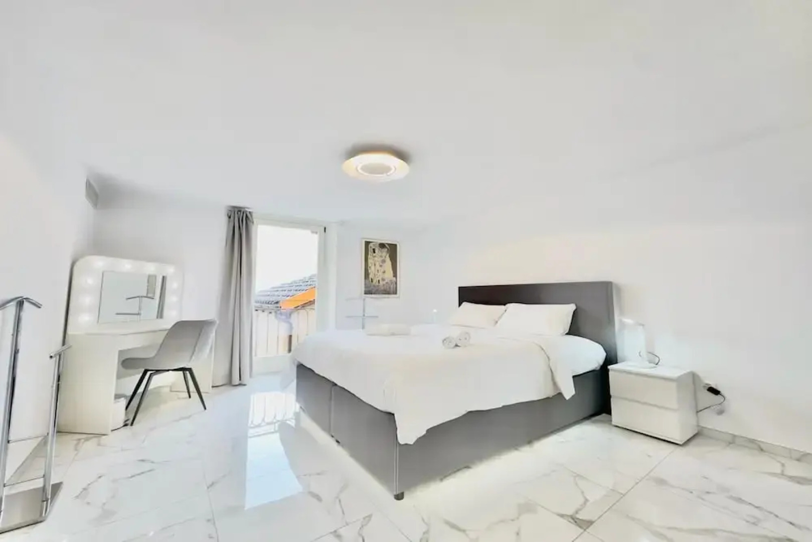 Yellow View Apartment