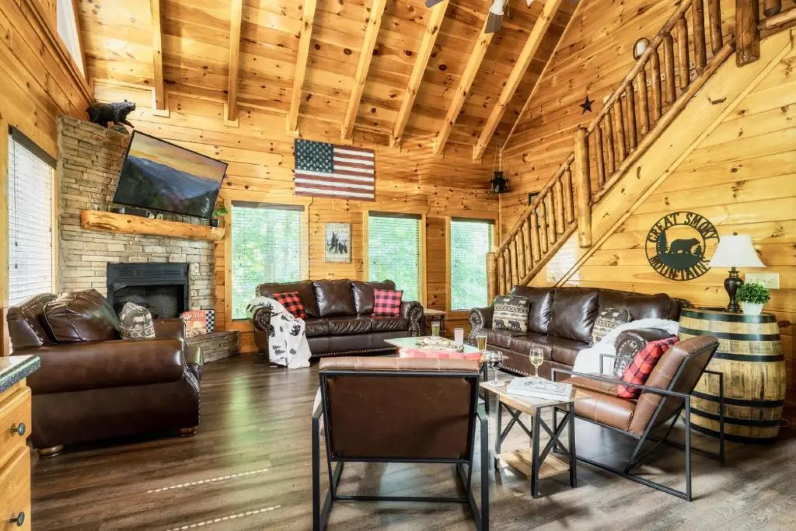 Bear Time Cabin - Scenic Mountain View, Firepit, Hot Tub, Theater, 4BR 3BA Sleeps 14