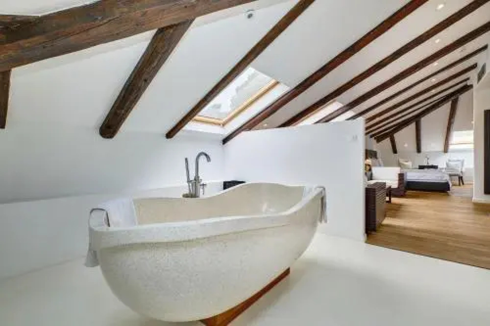 Dolphin Suites Hotel