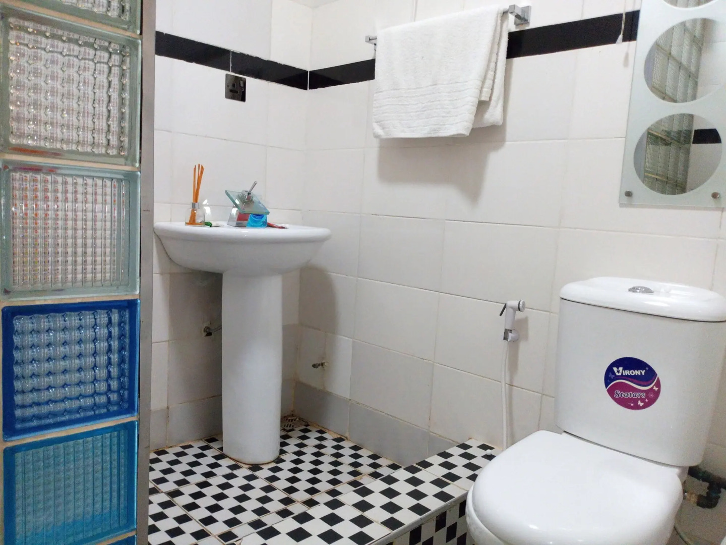 Euro Lounge and Suites