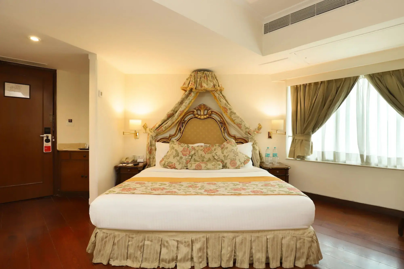 Hotel The Royal Plaza