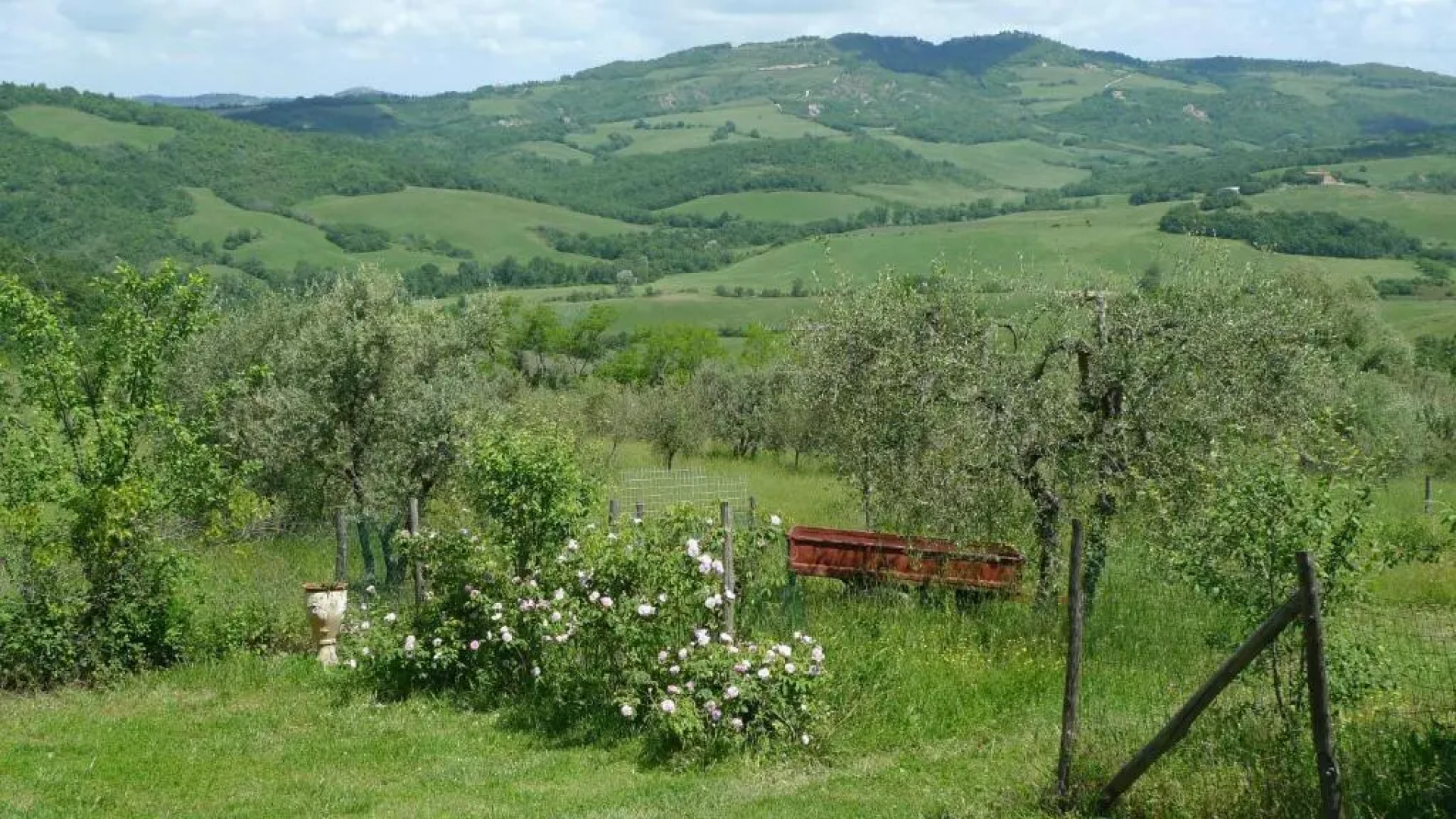 Villa with private swimming pool and garden in quiet area, panoramic views