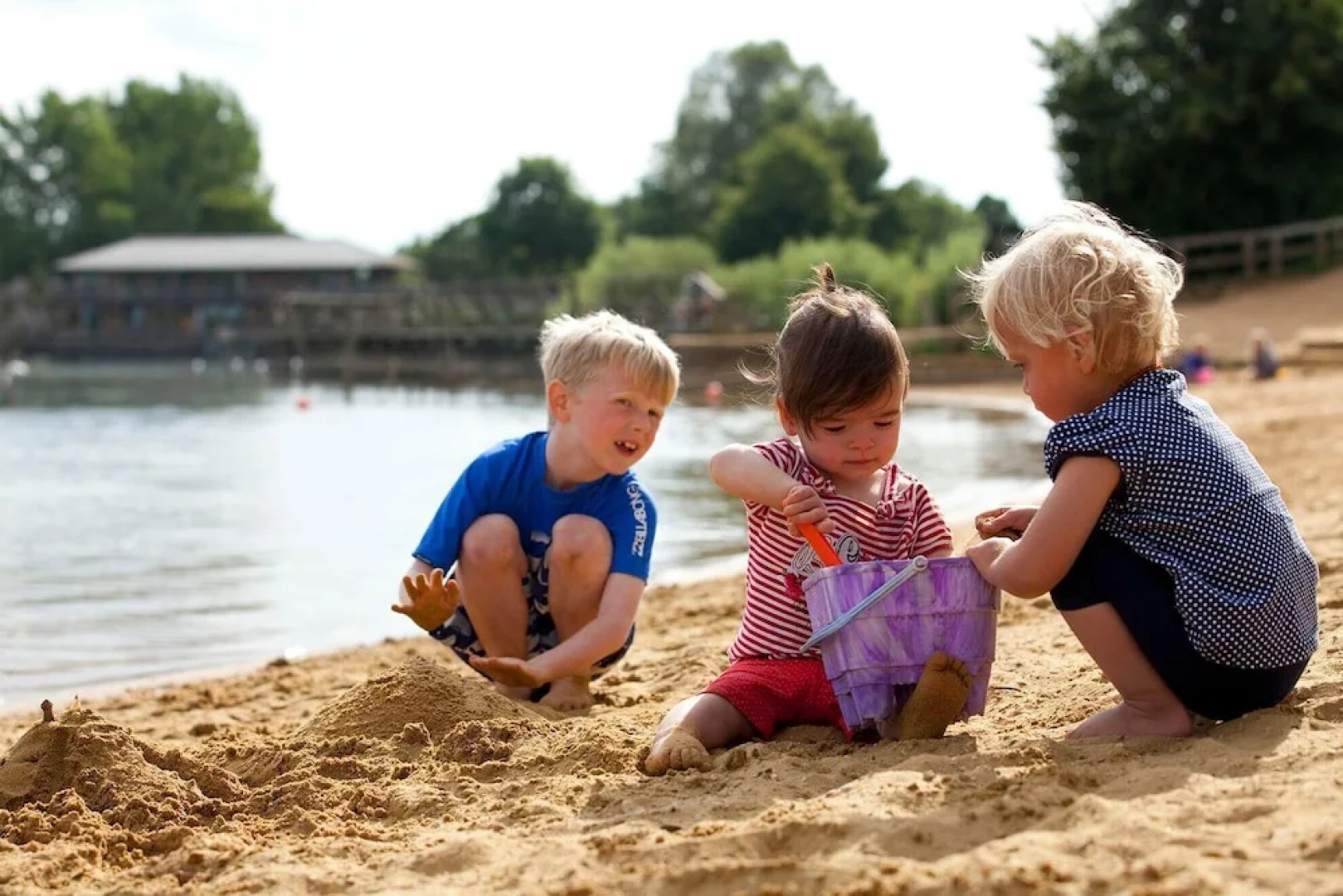 Pet-friendly lakeside house on Spring Lake in the Cotswold Water Park