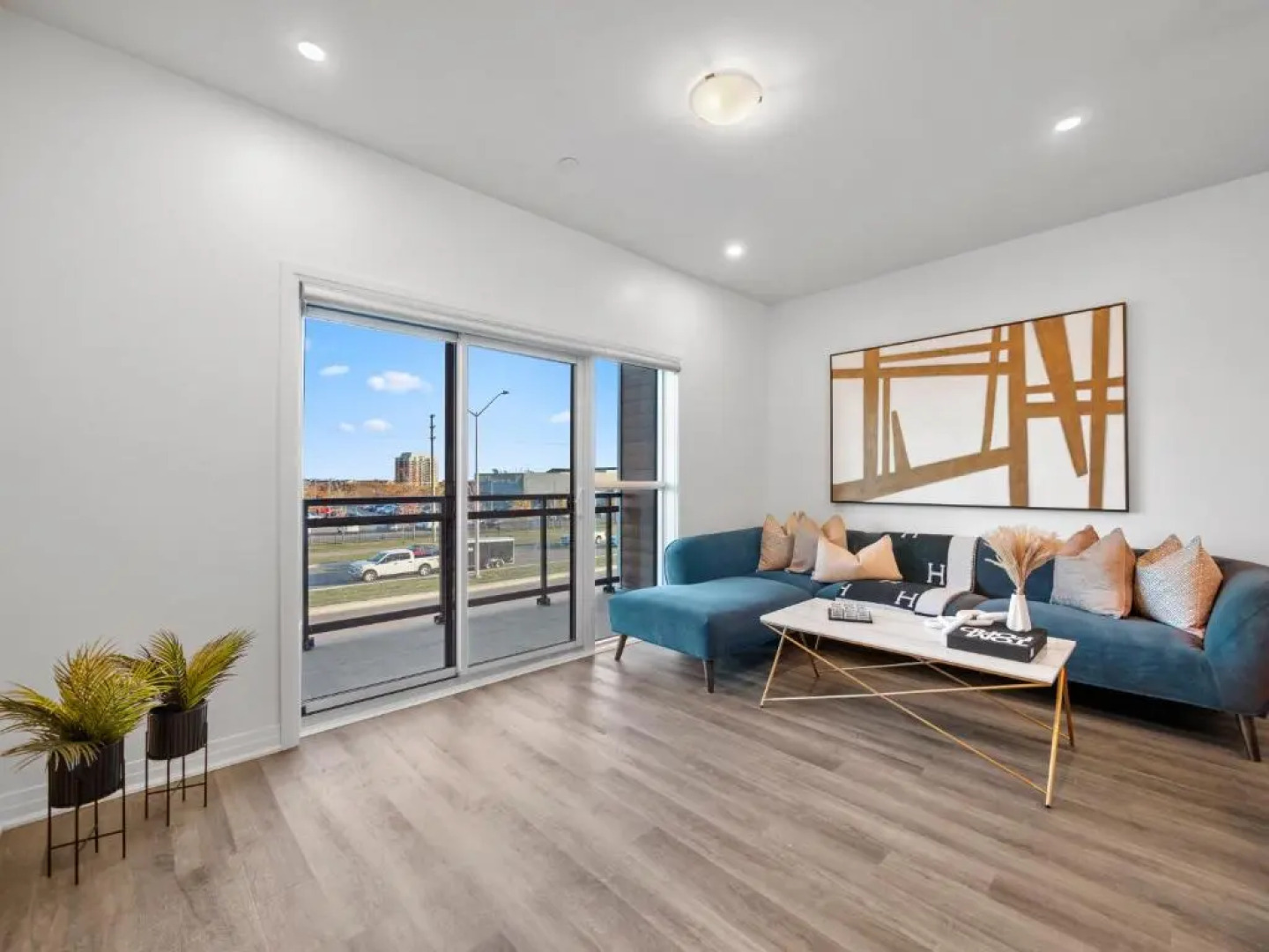 Stylish 3Br + Study Condo - Oakville