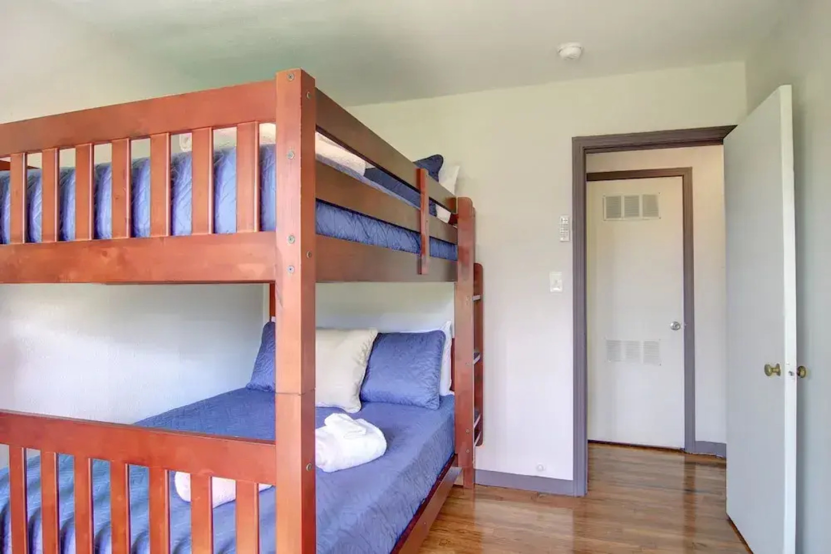 Quiet Sea Point Cottage by Redawning