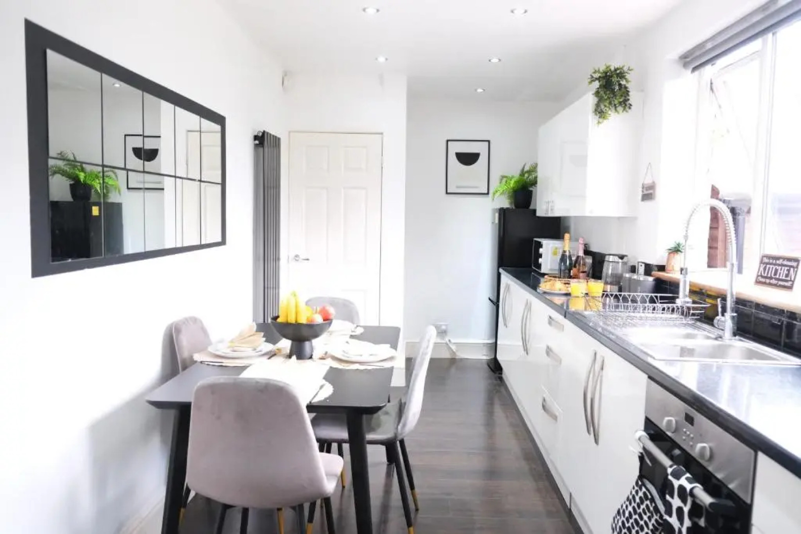 Northway House - Close to M62 and M6