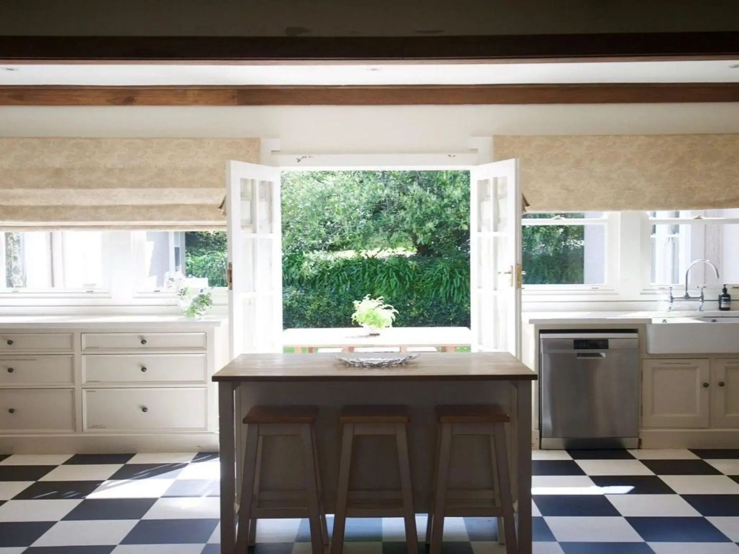 Robin Hill Manor - rambling retreat & tennis court