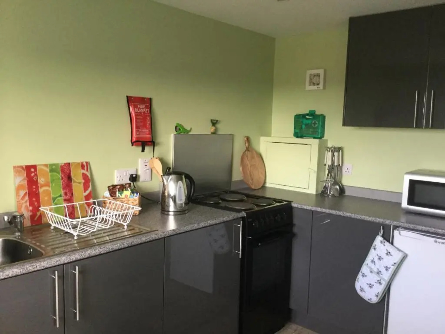 Green Yurt With Hot Tub - Sleeps 3, Parking & Wifi