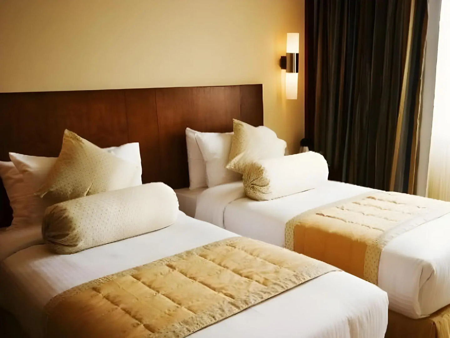 Featherlite Evoma Hotel