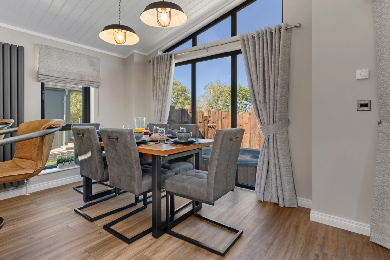 Dewin Bach - Luxury Lodge, Hot Tub, Close to Beach