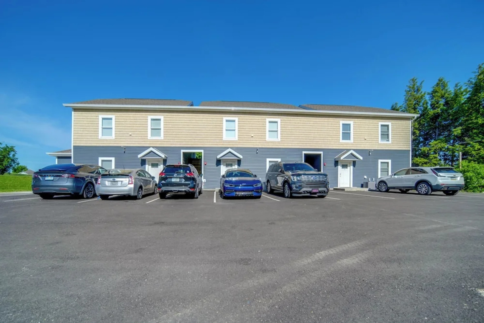 Balcony+ Golf Course View: Quiet Erie Getaway