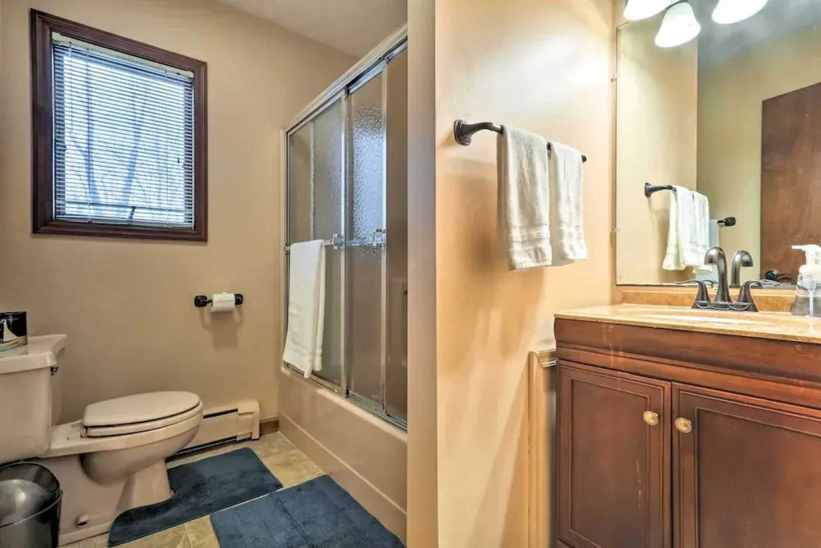 Lake Harmony Home w/ Deck - 3 Mi to Ski Slopes!