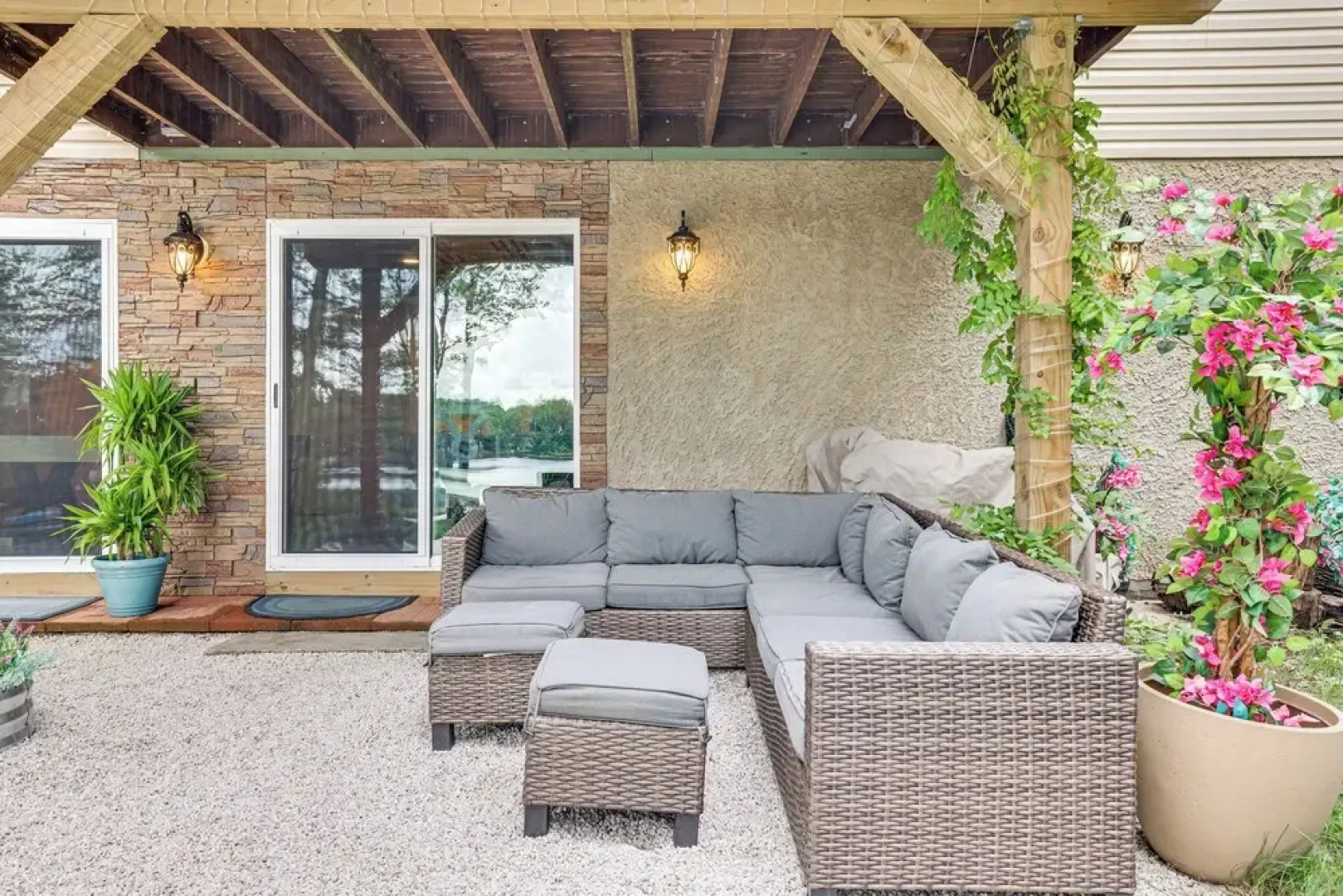 Luxe Lake House w/ Private Beach in Pocono Summit