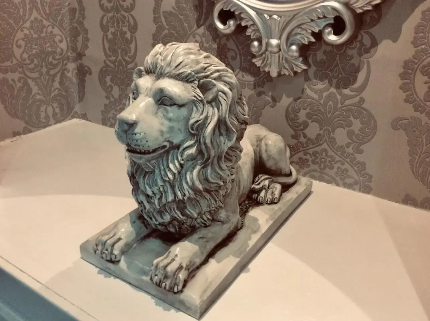 The Lion'S Den On Royal Street