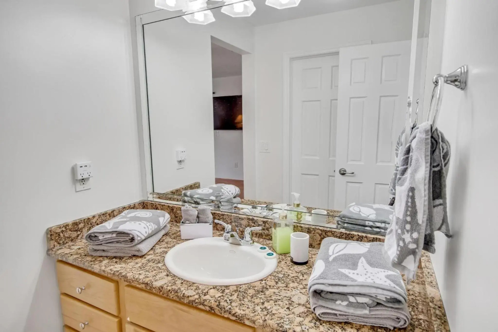 Bahama Haven Saltwater Canal Pool Home w dock and boat lift