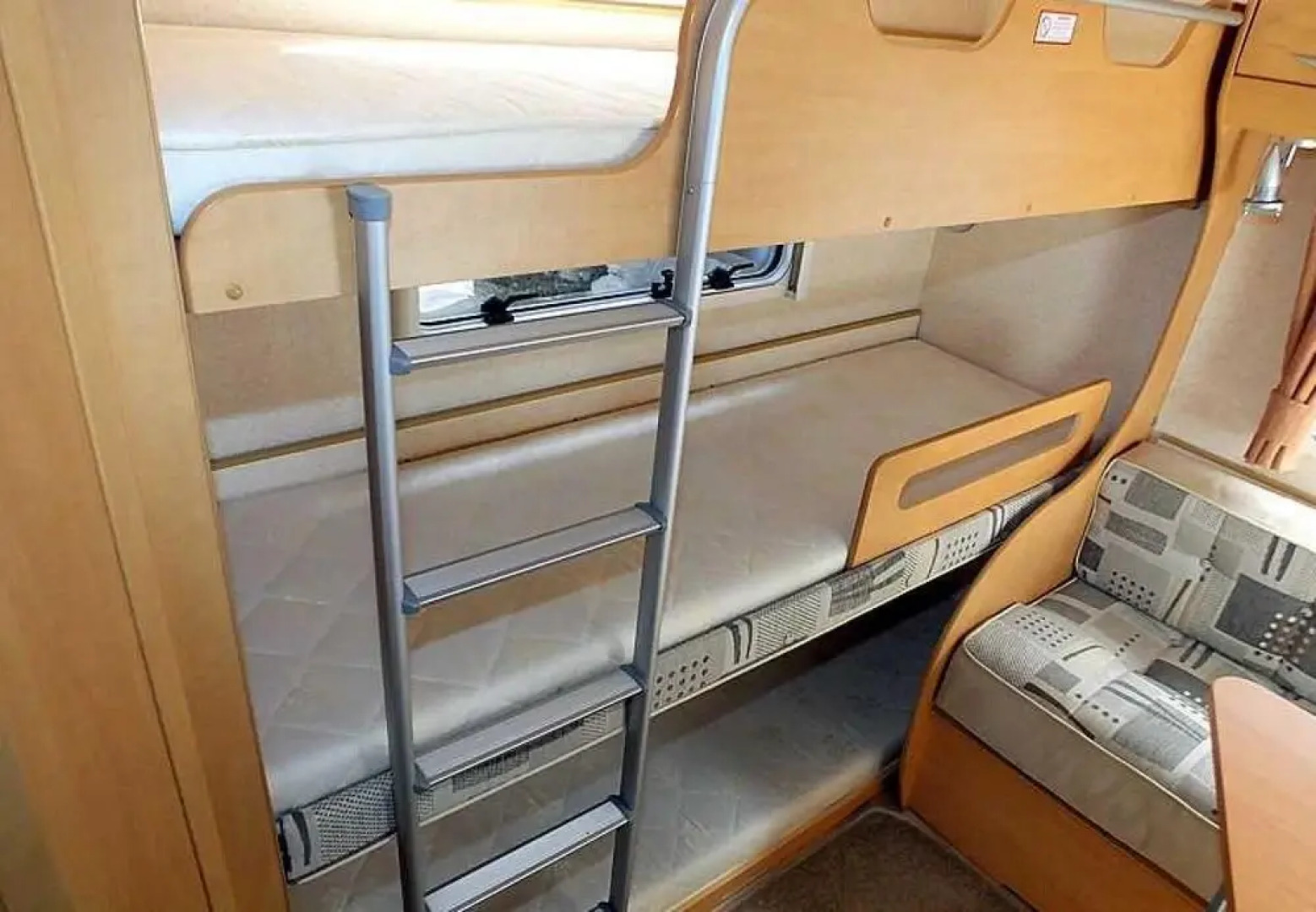 Stayzo Modern Caravan on a Family Friendly Site - With Free Wi-fi in the Chiltern Hills