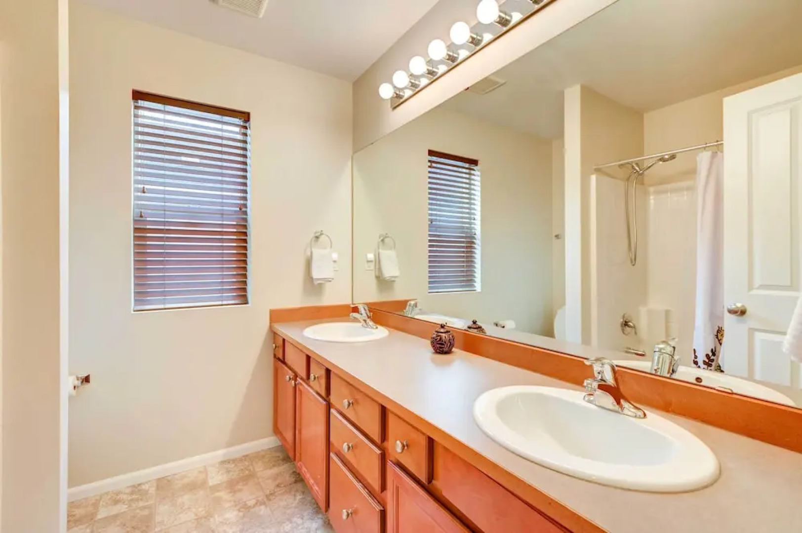 Spacious Kent Home Near Seatac Airport w/ Patio