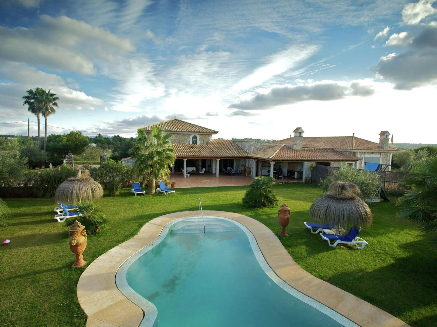 Luxurious Villa Perfect for Large Families, Near the Beach