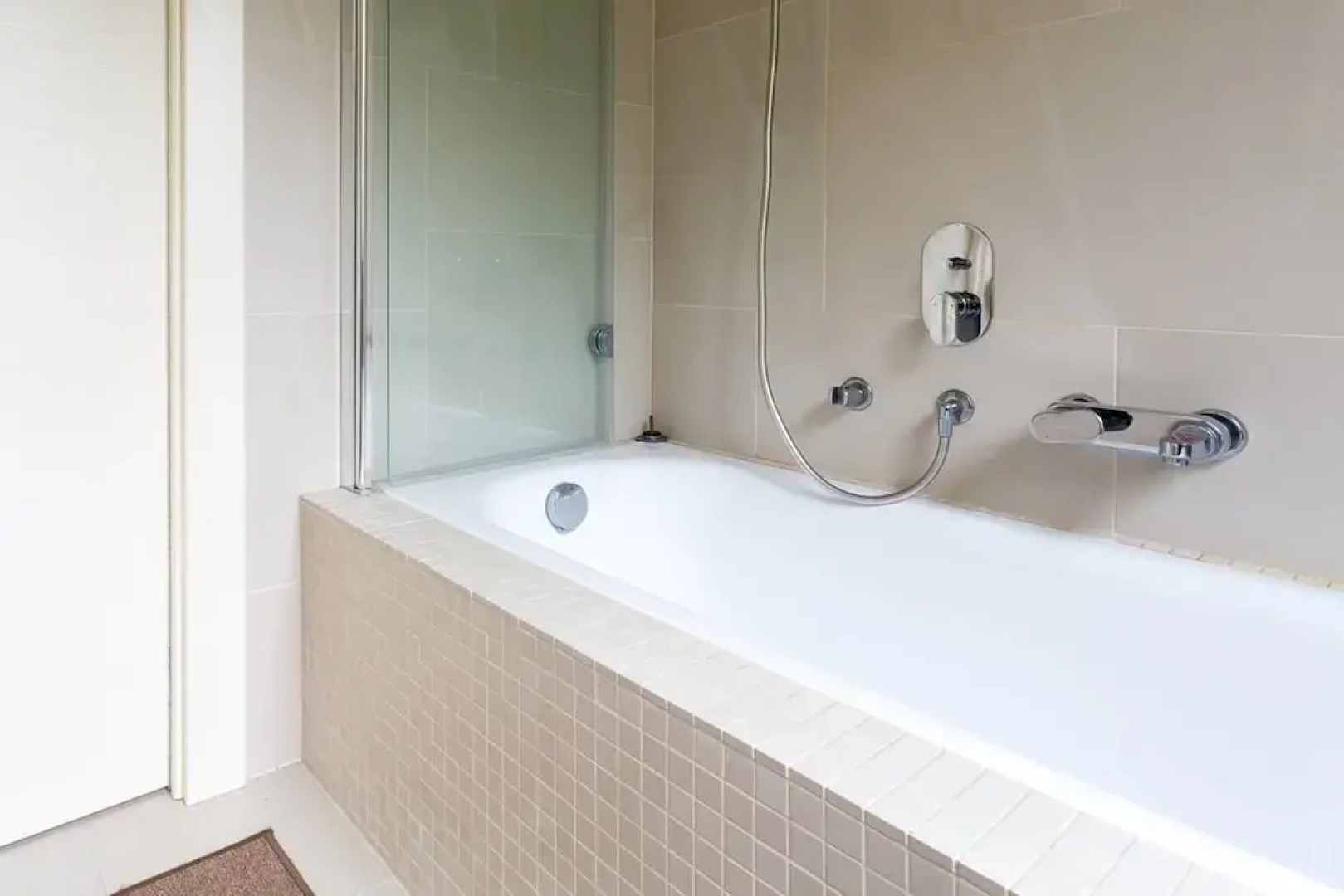 Contemporary 3 Bed Italian Lakes Villa, Lake Views, Wifi, BBQ