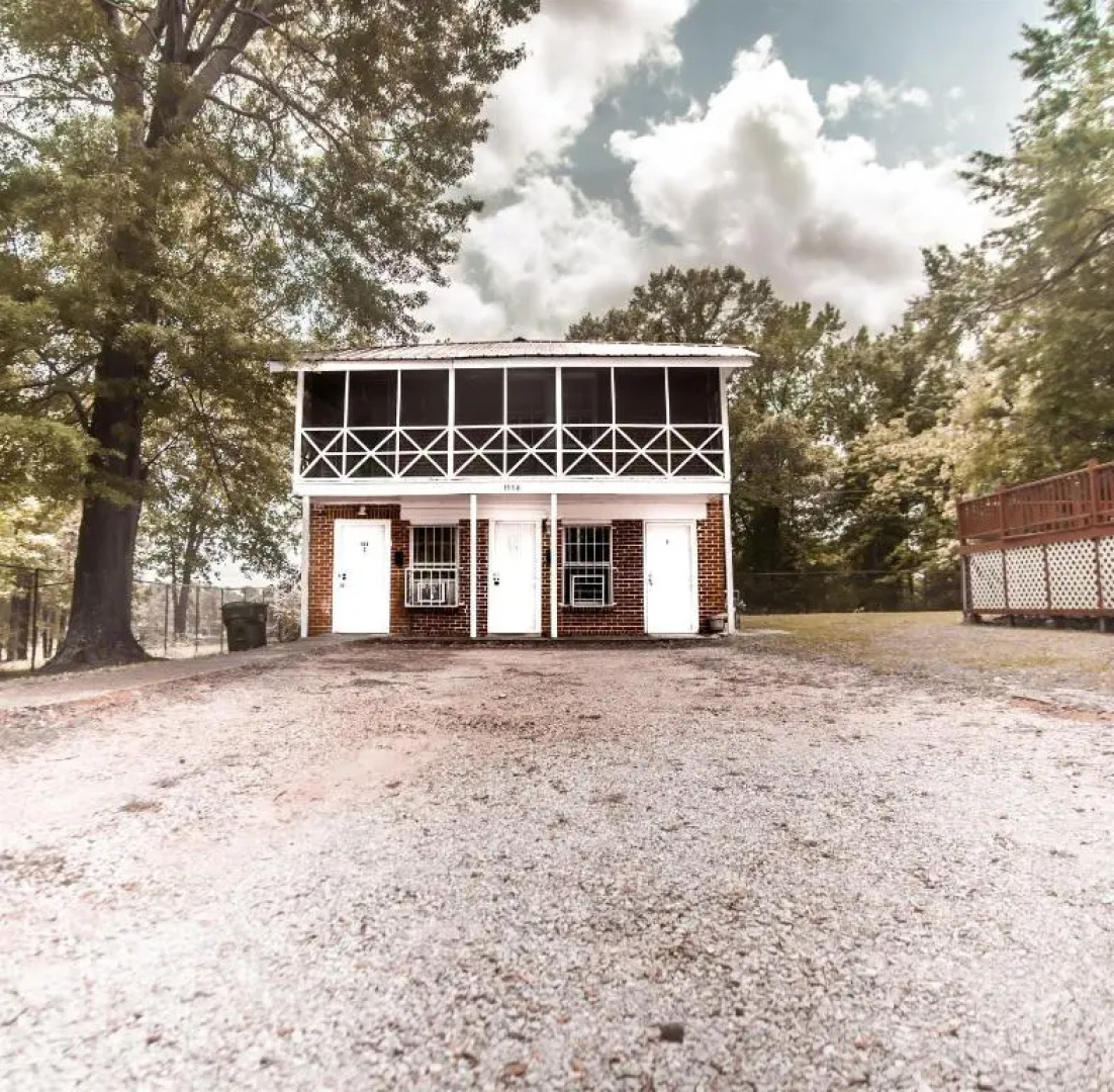 HISTORIC HILL APT2 (Downstairs)