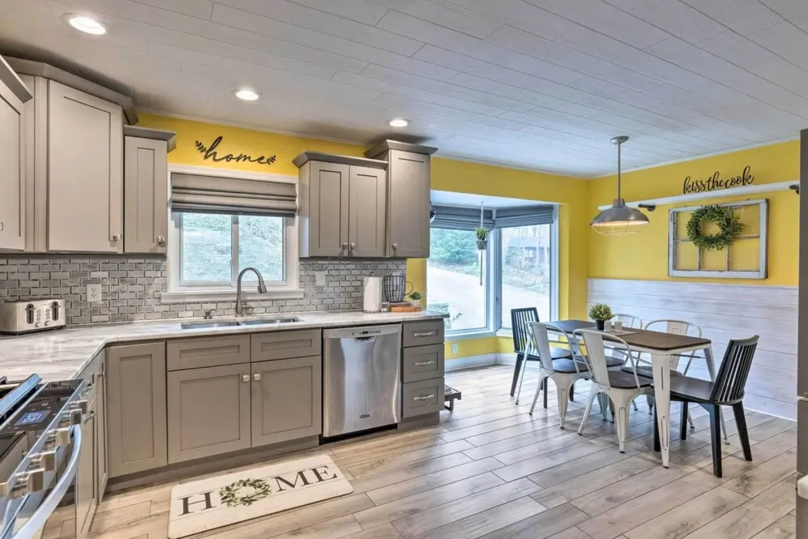 Modern Home: Deck, Bbq, Games, Fire Pit, & More!