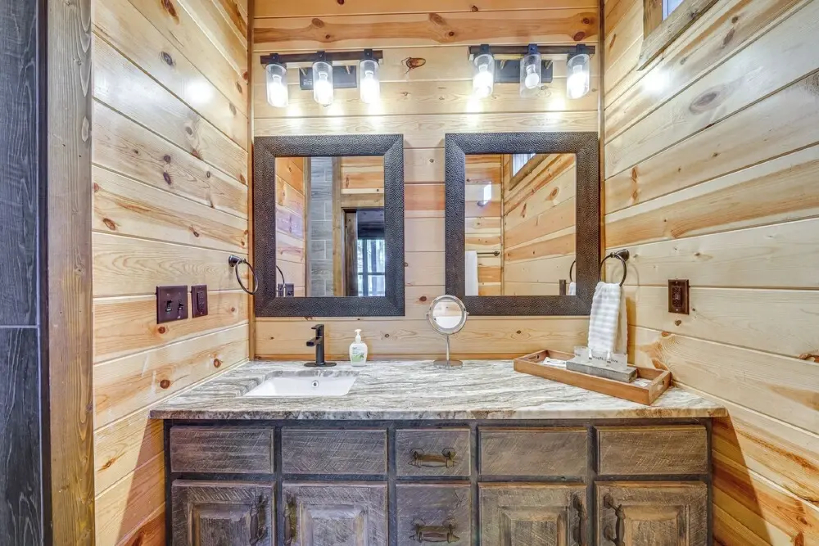 Hot Tub & Game Room: Spacious Cabin in Broken Bow!